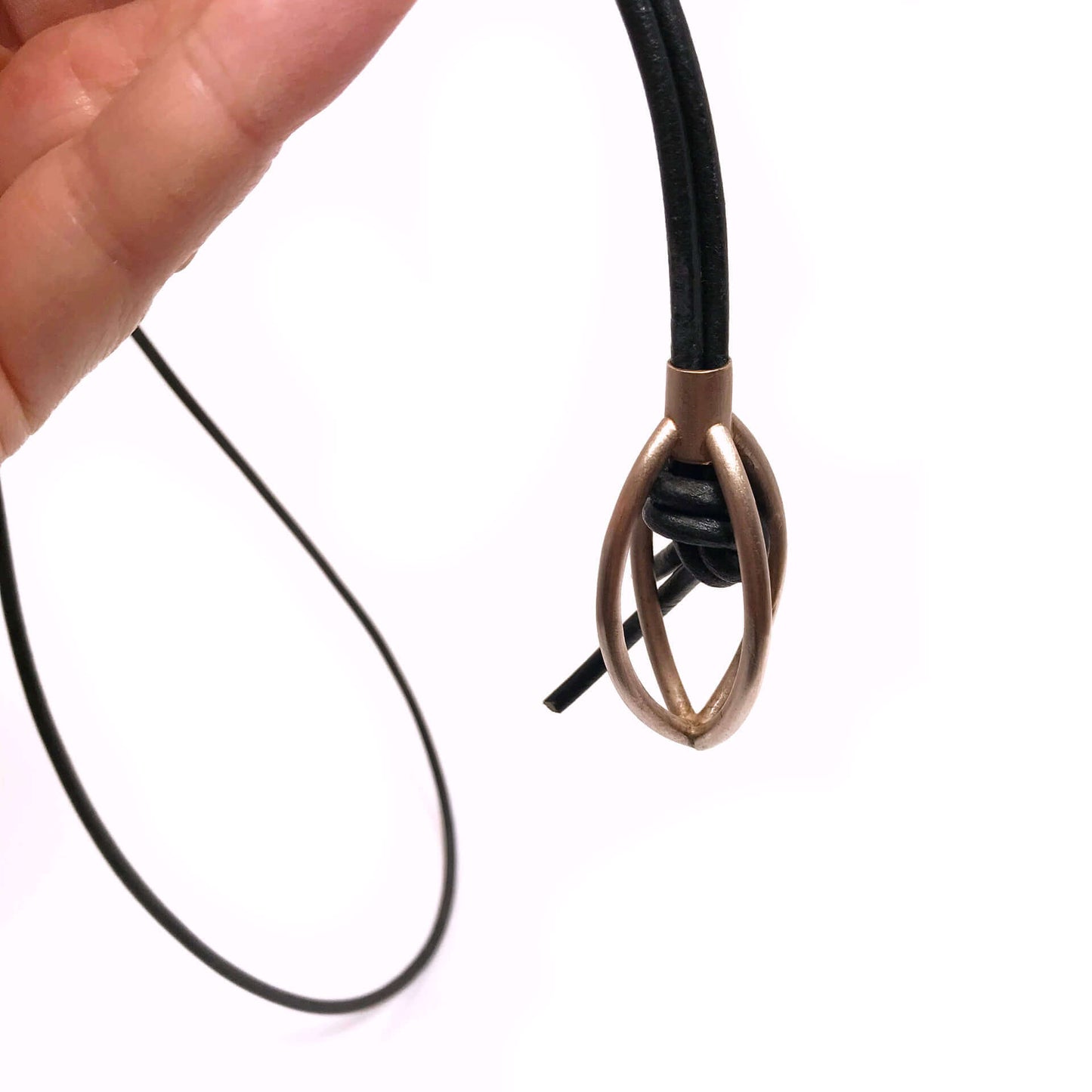 Exklusiver Navette-Anhänger in 925 Sterling Silber, rotvergoldet, mit Leder