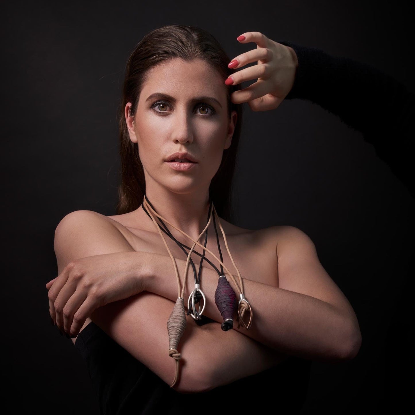 Moderner Navette-Anhänger aus Sterling Silber – kombiniert mit Leder