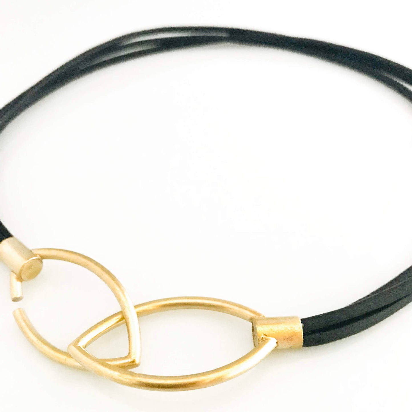 Black leather straps with gold-plated 925 silver clasp in three lengths
